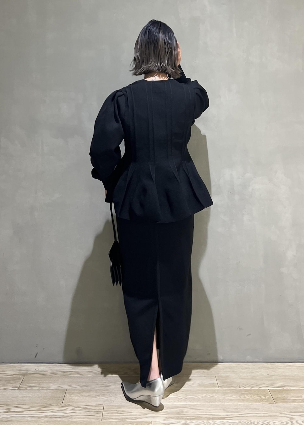 シルバー系のパンプス、ブラック系のカーディガン/ボレロ、ブラック系のワンピースを着用したレディースの春コーディネートの6枚目の写真