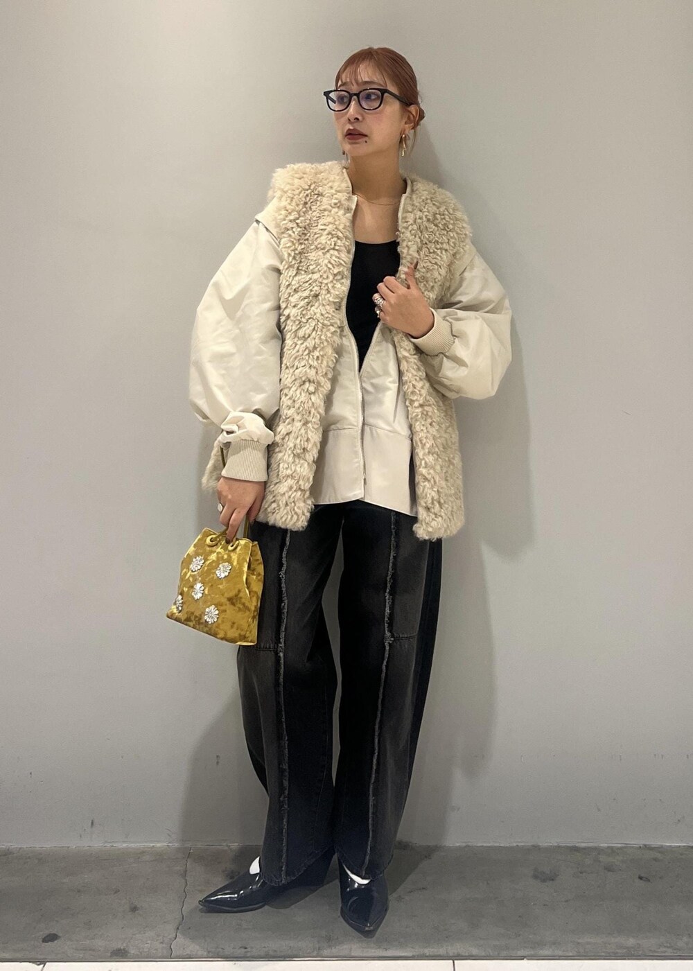 ホワイト系のブルゾン、ブラック系のデニムパンツ、ベージュ系のその他アウターを着用したレディースの冬コーディネートの9枚目の写真