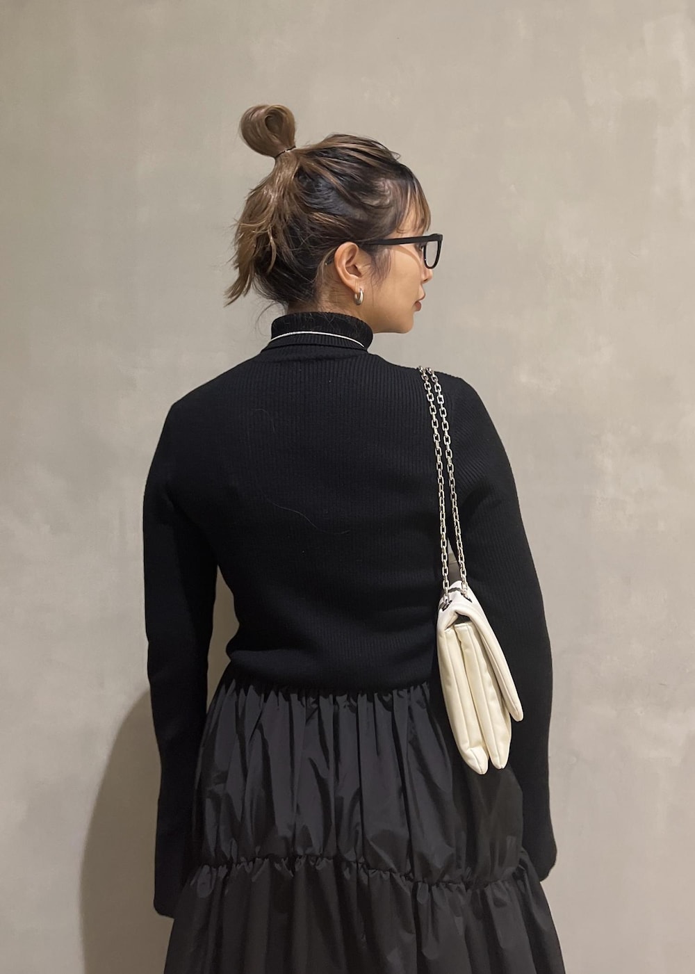 ホワイト系のショルダーバッグ、ブラック系のワンピースを着用したレディースの秋コーディネートの7枚目の写真