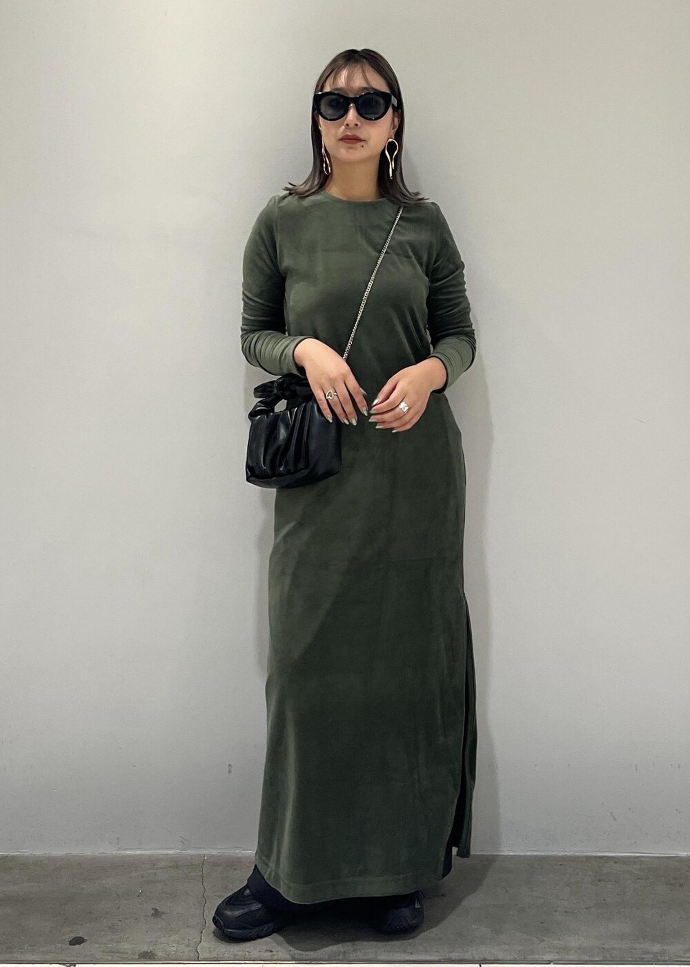 ブラック系のショルダーバッグ、ブラック系のスニーカー、ブラック系のスラックスを着用したレディースの秋コーディネートの10枚目の写真