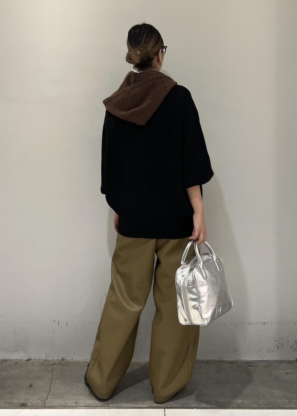 ブラック系のカーディガン/ボレロ、グリーン系のその他パンツ、ブラック系のサンダルを着用したレディースの秋コーディネートの6枚目の写真