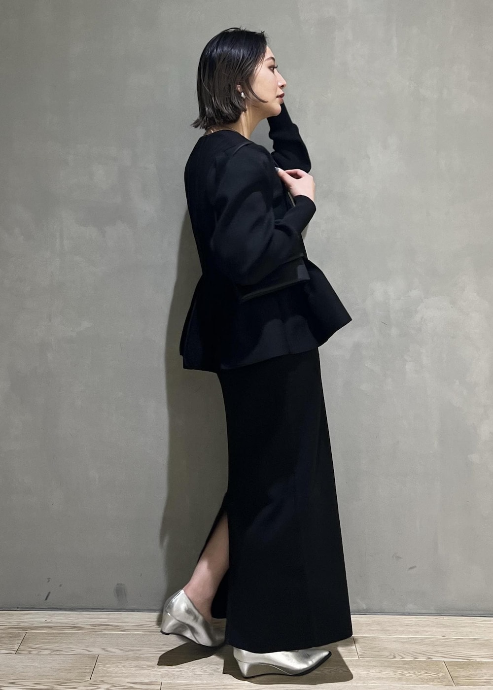 シルバー系のパンプス、ブラック系のカーディガン/ボレロ、ブラック系のワンピースを着用したレディースの春コーディネートの4枚目の写真