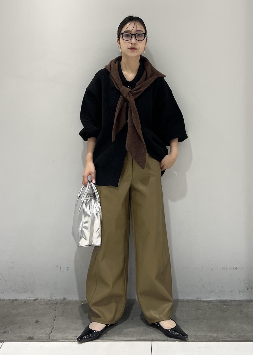ブラック系のカーディガン/ボレロ、グリーン系のその他パンツ、ブラック系のサンダルを着用したレディースの秋コーディネートの9枚目の写真