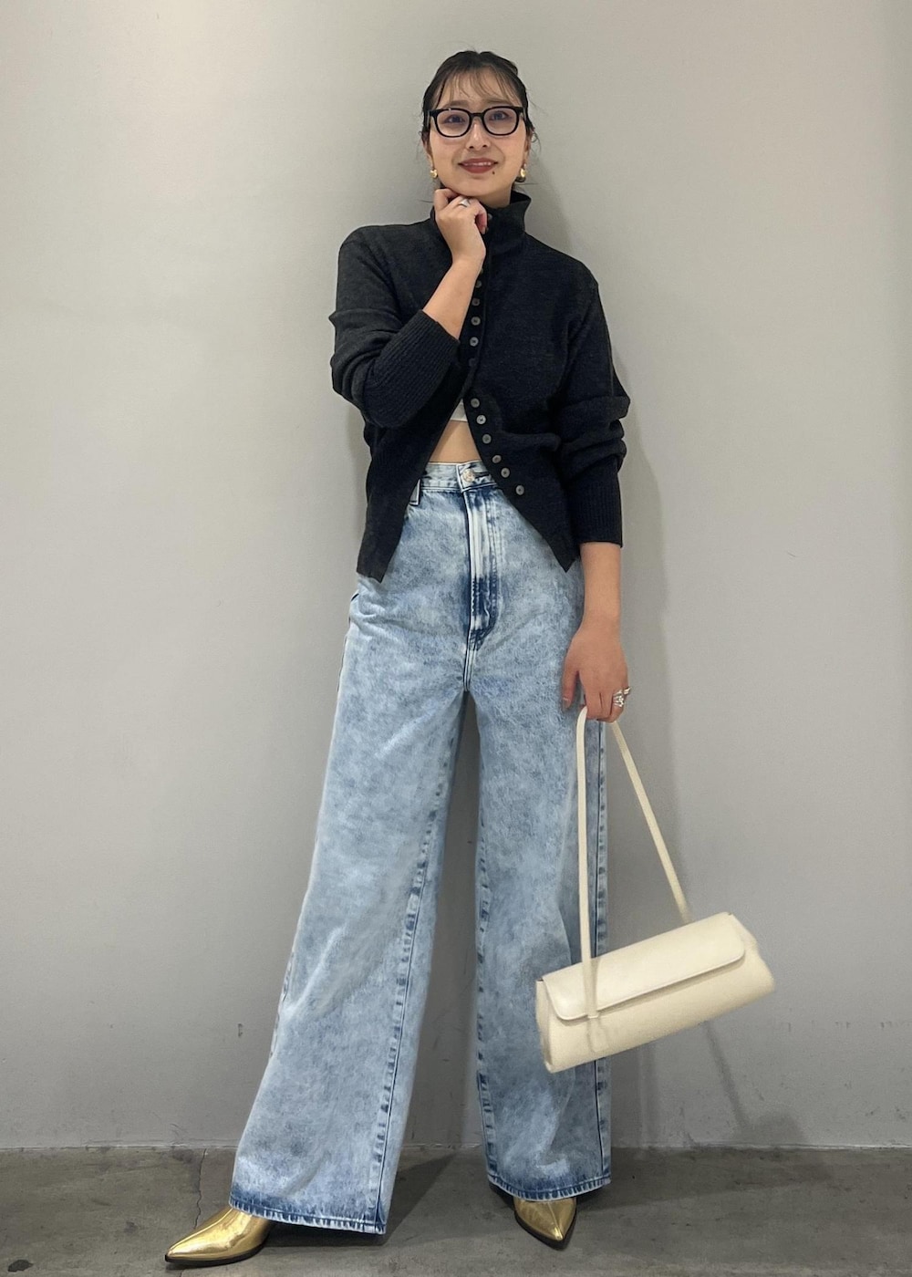 ゴールド系のブーツ、ホワイト系のショルダーバッグ、グレー系のカーディガン/ボレロを着用したレディースの秋コーディネートの7枚目の写真