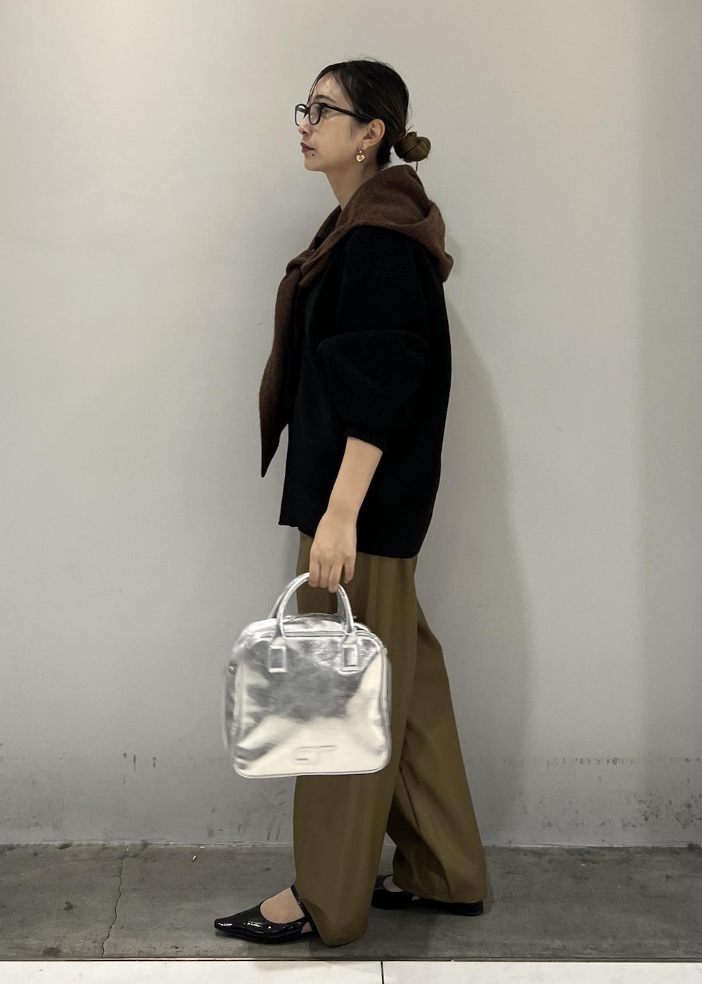 ブラック系のカーディガン/ボレロ、グリーン系のその他パンツ、ブラック系のサンダルを着用したレディースの秋コーディネートの8枚目の写真