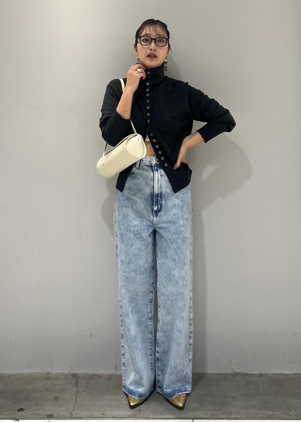 ゴールド系のブーツ、ホワイト系のショルダーバッグ、グレー系のカーディガン/ボレロを着用したレディースの秋コーディネートの8枚目の写真