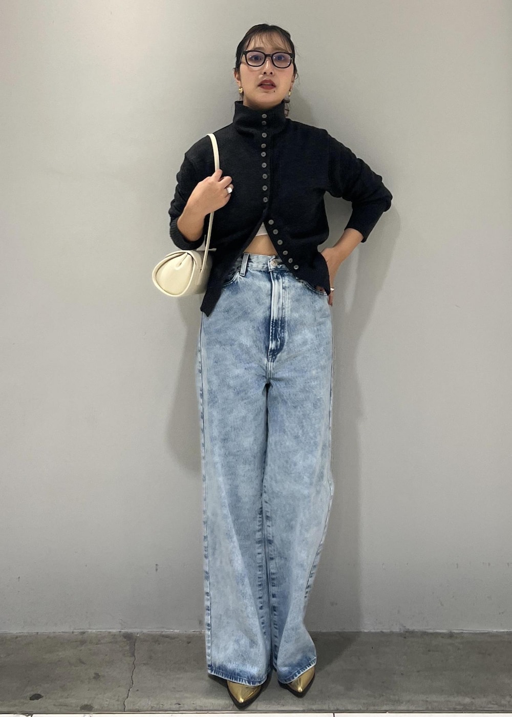 ゴールド系のブーツ、ホワイト系のショルダーバッグ、グレー系のカーディガン/ボレロを着用したレディースの秋コーディネートの2枚目の写真