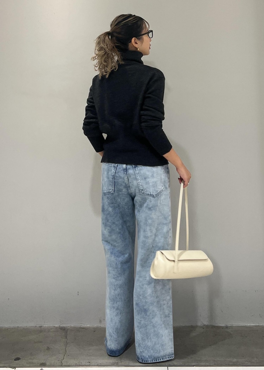 ゴールド系のブーツ、ホワイト系のショルダーバッグ、グレー系のカーディガン/ボレロを着用したレディースの秋コーディネートの5枚目の写真