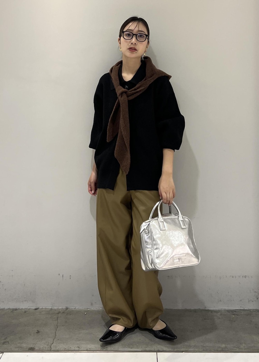 ブラック系のカーディガン/ボレロ、グリーン系のその他パンツ、ブラック系のサンダルを着用したレディースの秋コーディネートの3枚目の写真