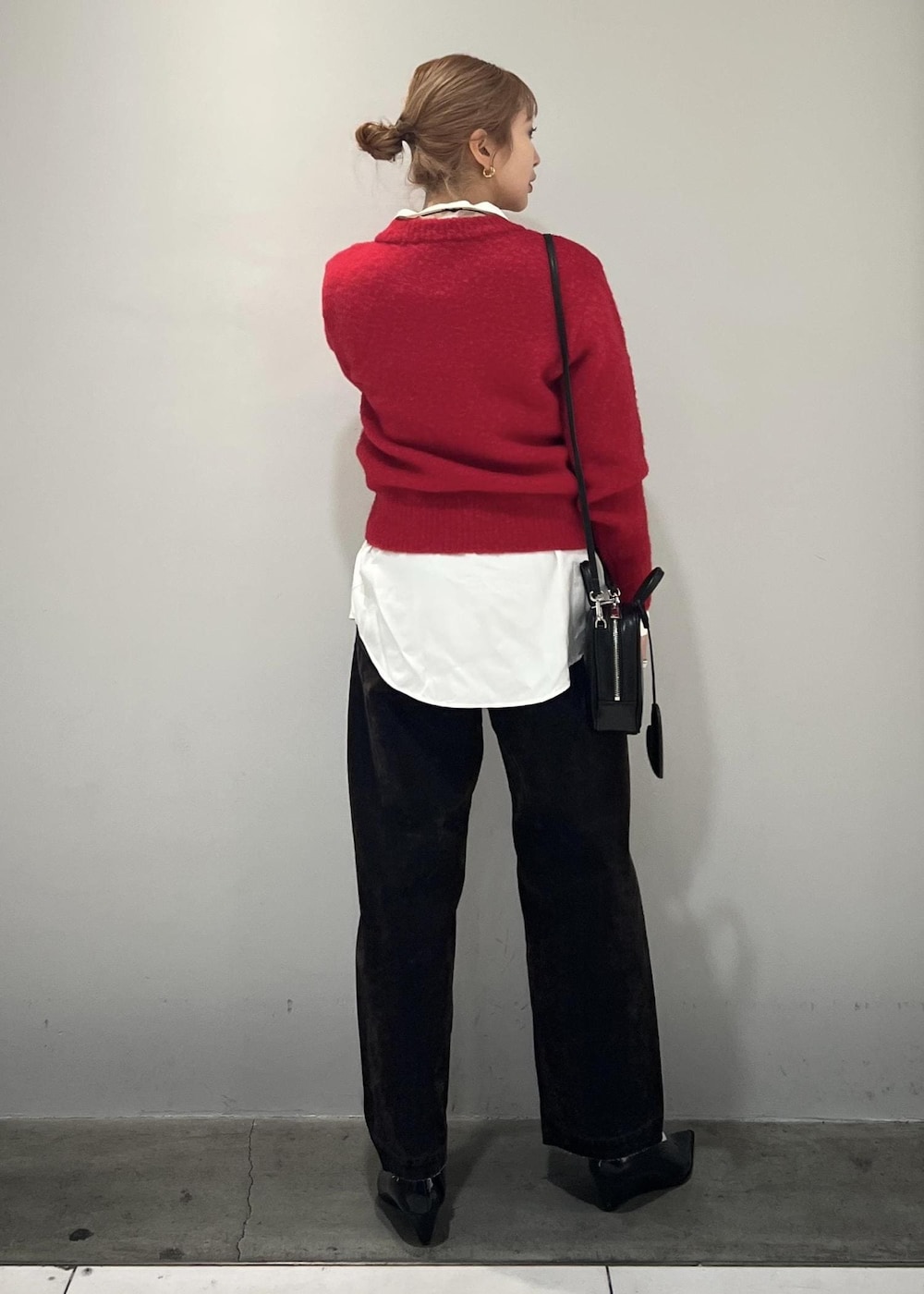 ホワイト系のシャツ/ブラウス、ブラック系のショルダーバッグ、ブラウン系のデニムパンツを着用したレディースの冬コーディネートの6枚目の写真