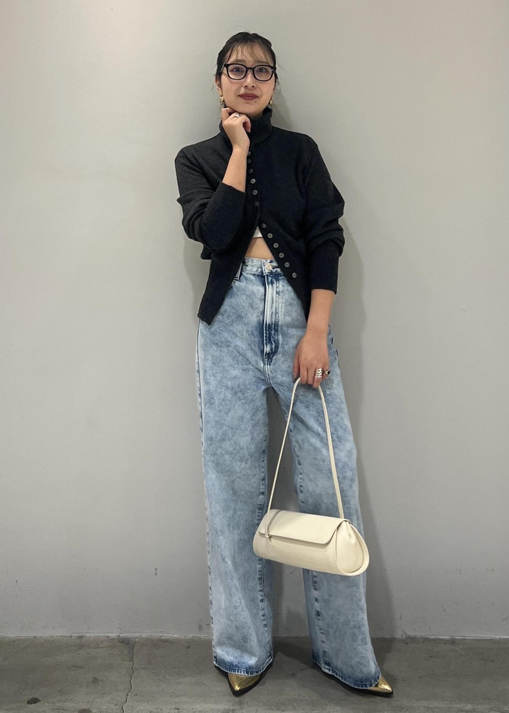 ゴールド系のブーツ、ホワイト系のショルダーバッグ、グレー系のカーディガン/ボレロを着用したレディースの秋コーディネートの9枚目の写真