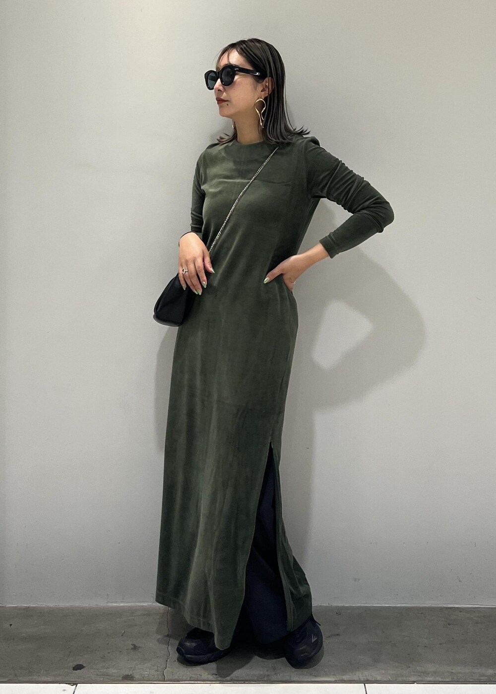 ブラック系のショルダーバッグ、ブラック系のスニーカー、ブラック系のスラックスを着用したレディースの秋コーディネートの8枚目の写真