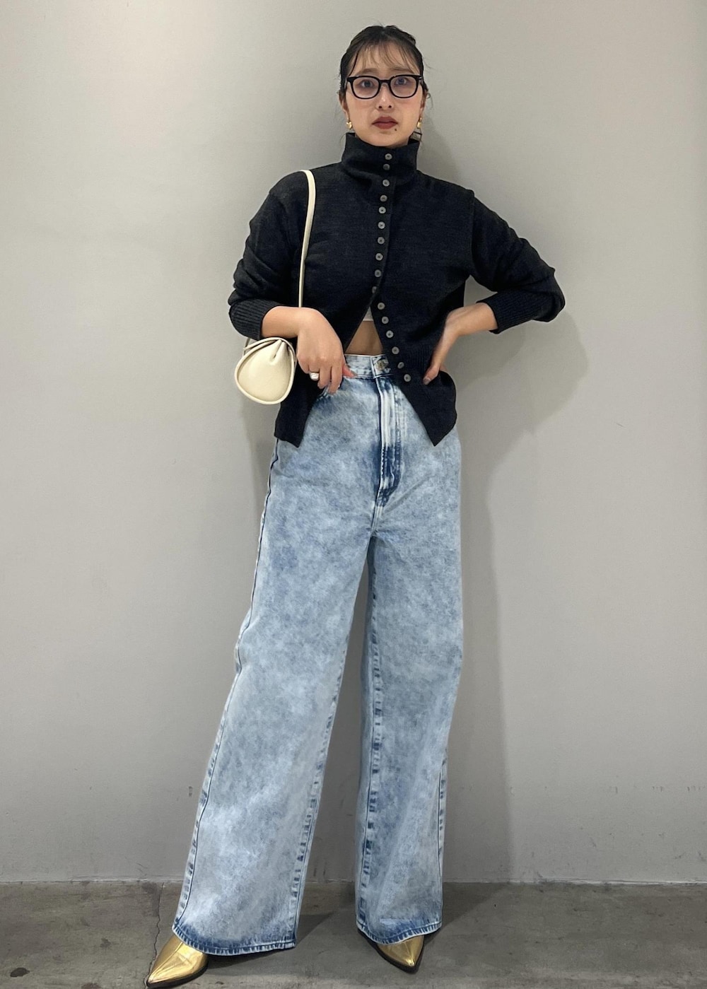 ゴールド系のブーツ、ホワイト系のショルダーバッグ、グレー系のカーディガン/ボレロを着用したレディースの秋コーディネートの3枚目の写真