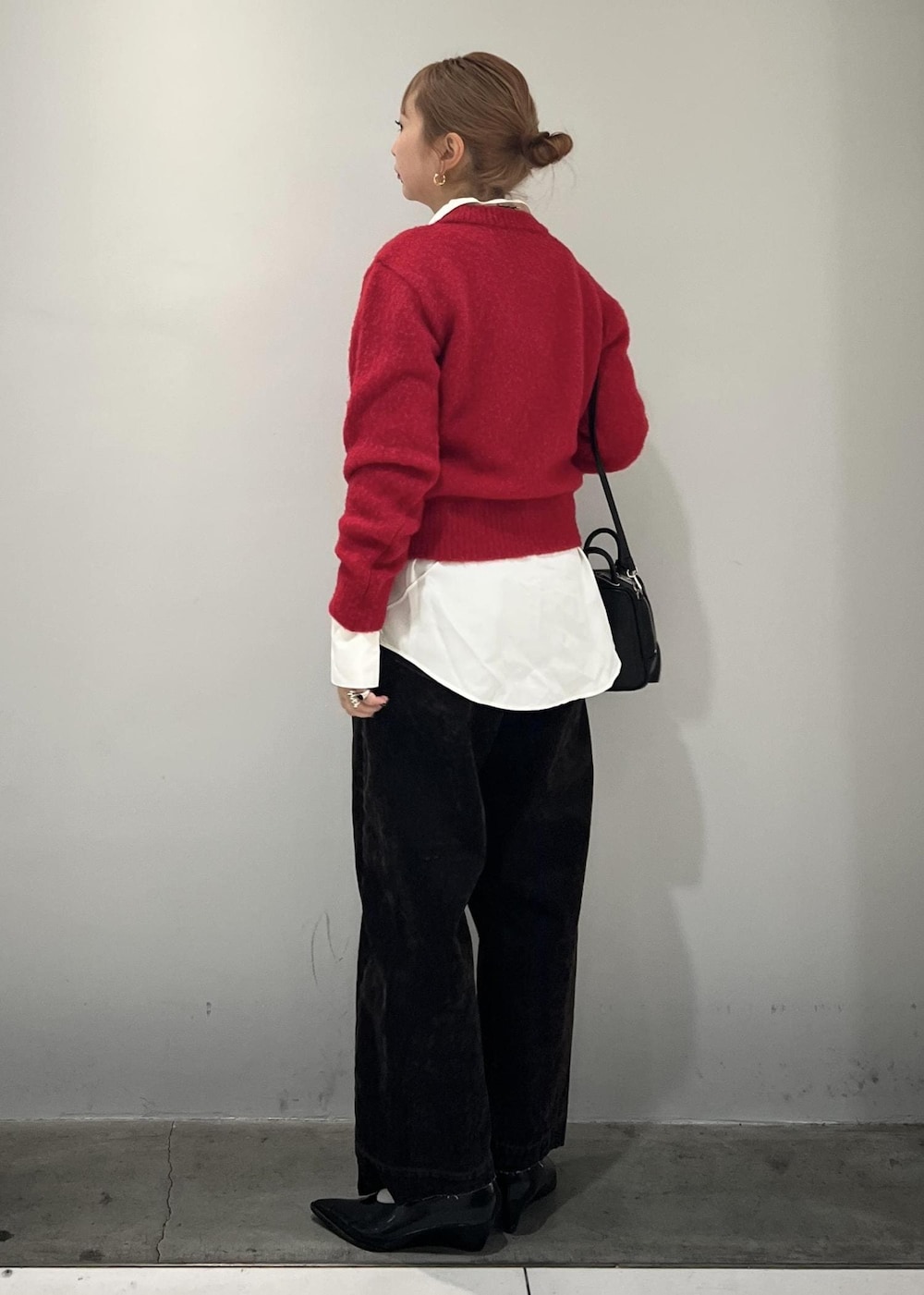 ホワイト系のシャツ/ブラウス、ブラック系のショルダーバッグ、ブラウン系のデニムパンツを着用したレディースの冬コーディネートの7枚目の写真