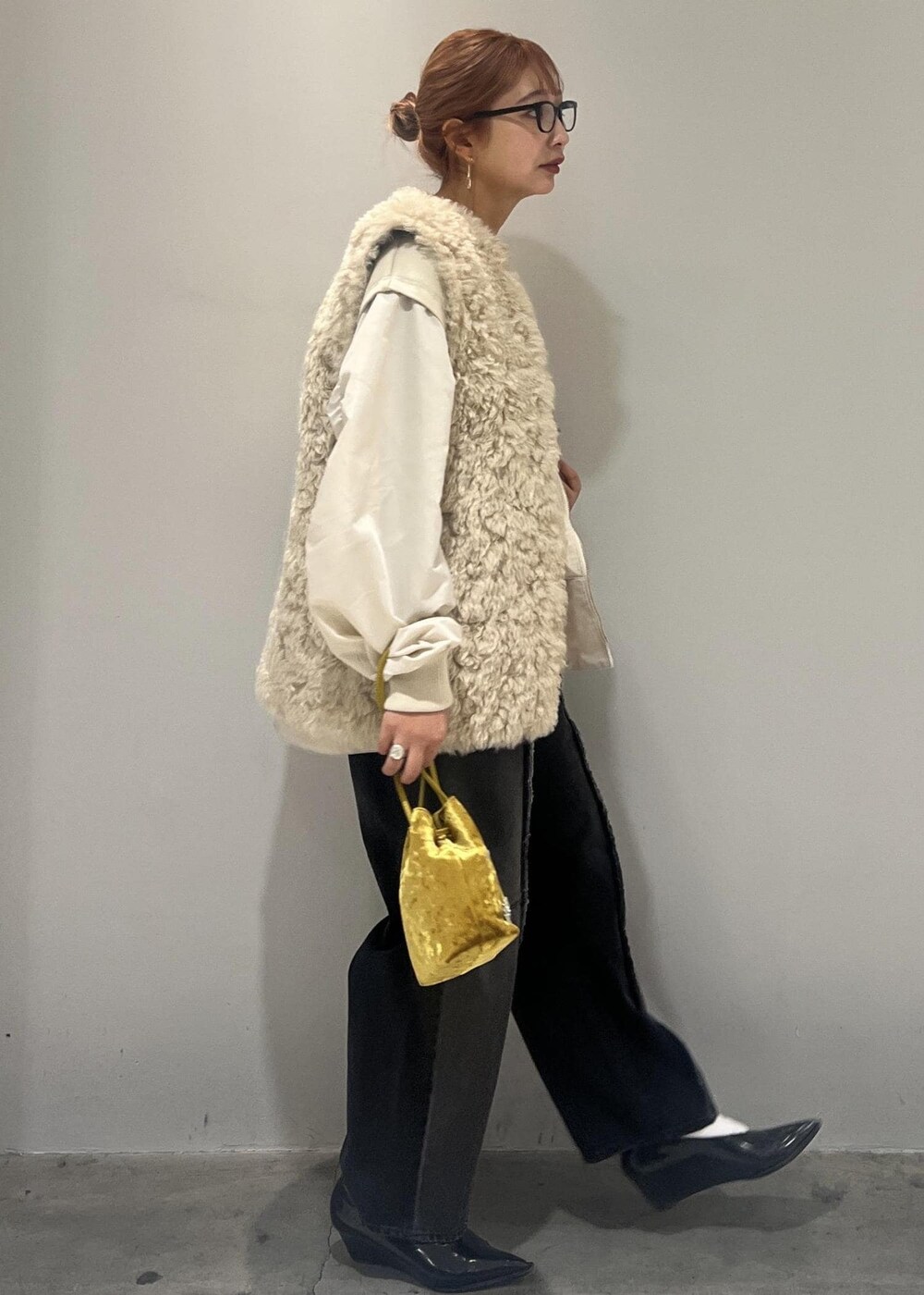 ホワイト系のブルゾン、ブラック系のデニムパンツ、ベージュ系のその他アウターを着用したレディースの冬コーディネートの4枚目の写真