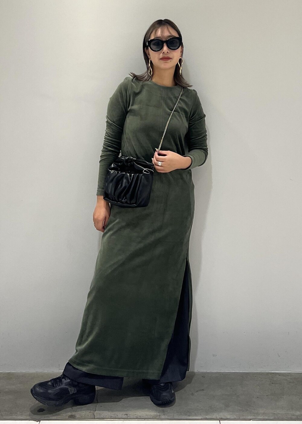 ブラック系のショルダーバッグ、ブラック系のスニーカー、ブラック系のスラックスを着用したレディースの秋コーディネートの9枚目の写真