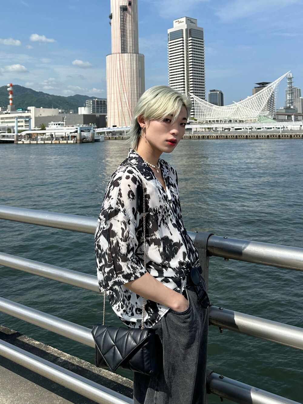 ホワイト系のシャツ/ブラウス、グレー系のデニムパンツ、ブラック系のブーツを着用したメンズの夏コーディネートの2枚目の写真