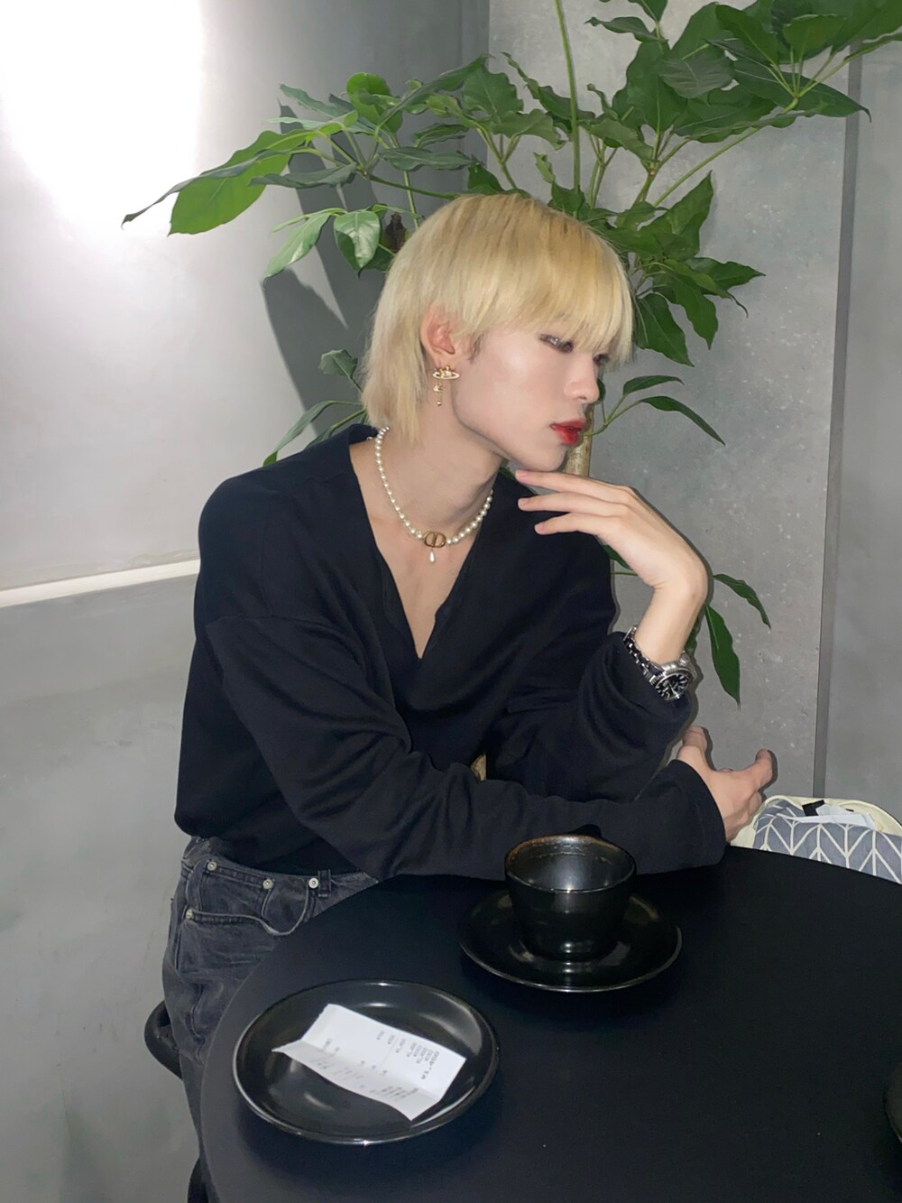 ブラック系のTシャツ/カットソーを着用したメンズの春コーディネートの2枚目の写真