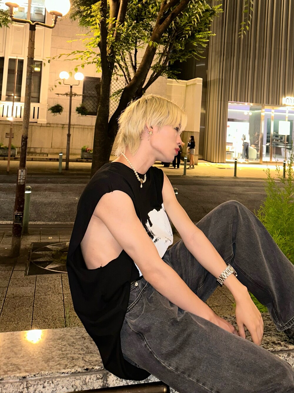 ブラック系のTシャツ/カットソー、グレー系のデニムパンツ、ブラック系のスニーカーを着用したメンズの夏コーディネートの2枚目の写真