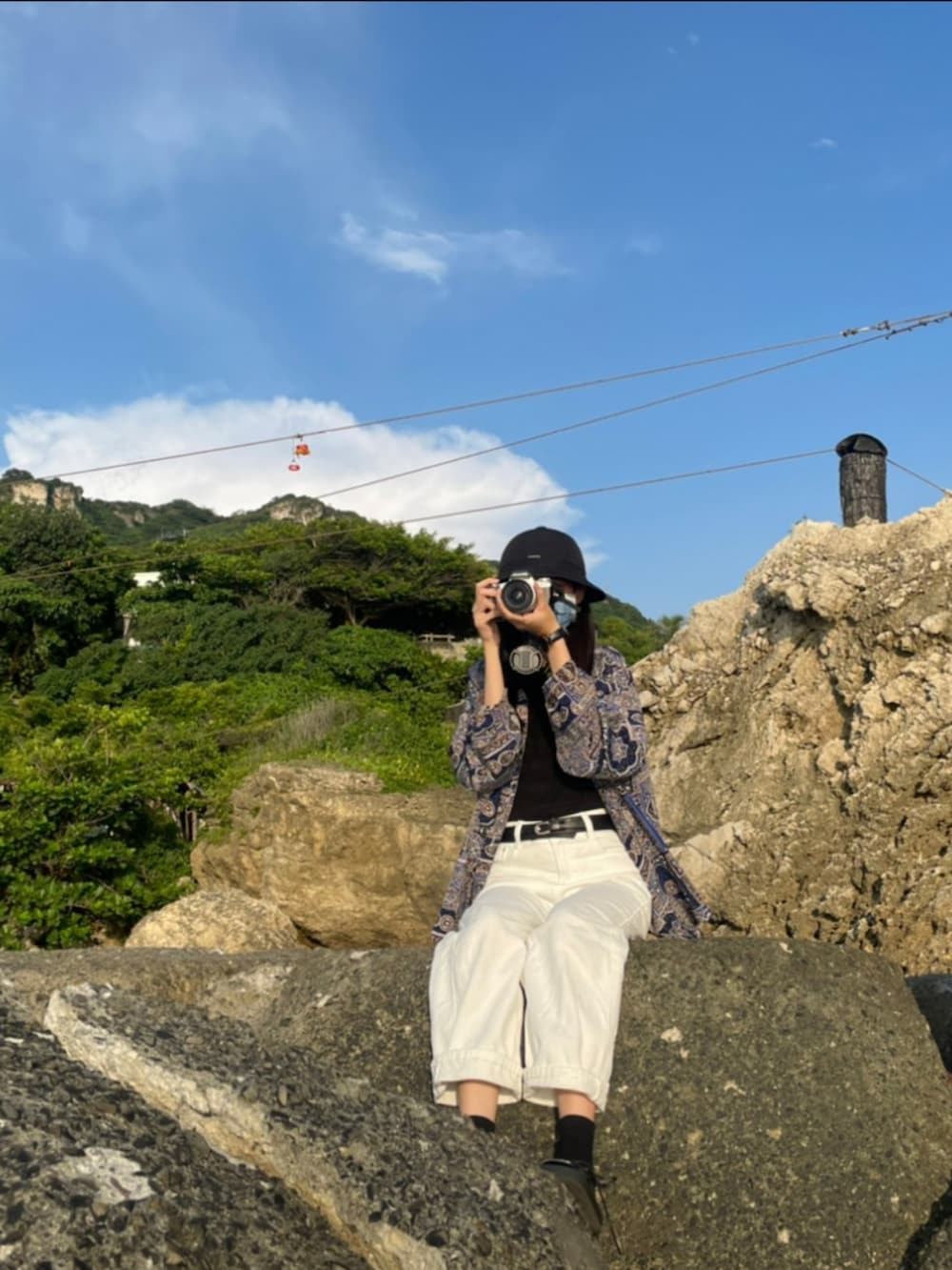 ブラック系の帽子を着用したレディースの春コーディネートの2枚目の写真