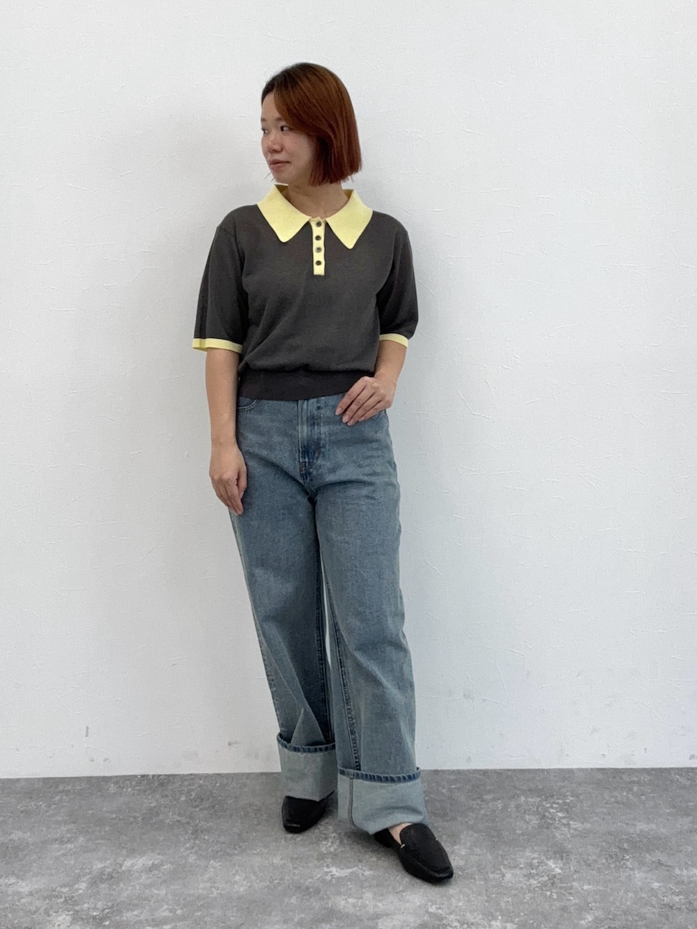 ブルー系のデニムパンツ、ブラック系のローファーを着用したレディースの秋コーディネートの2枚目の写真