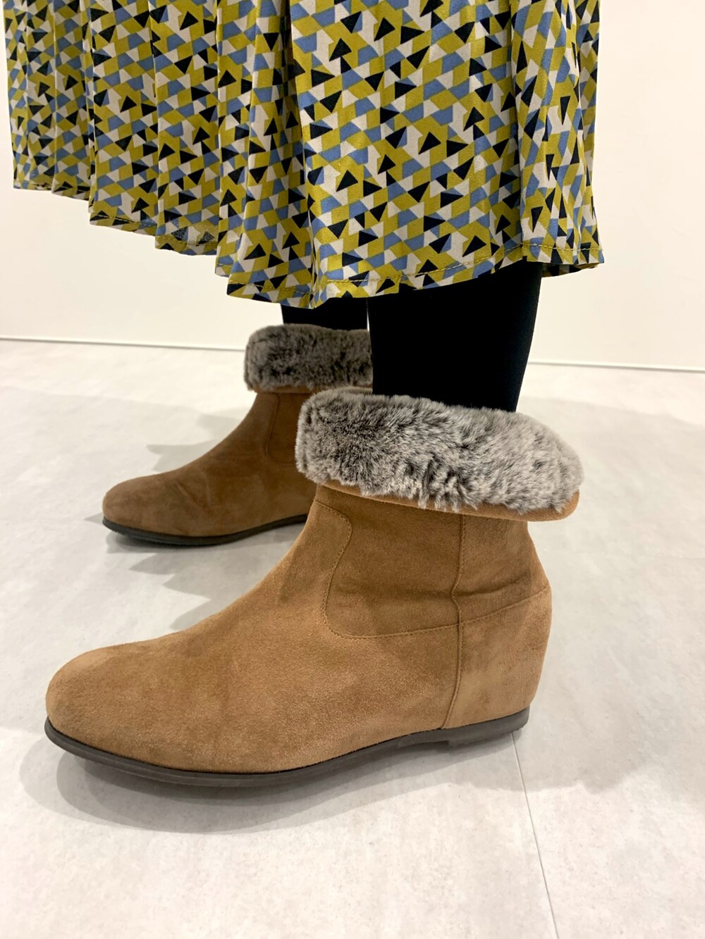 ブラウン系のブーツを着用したレディースの冬コーディネートの2枚目の写真