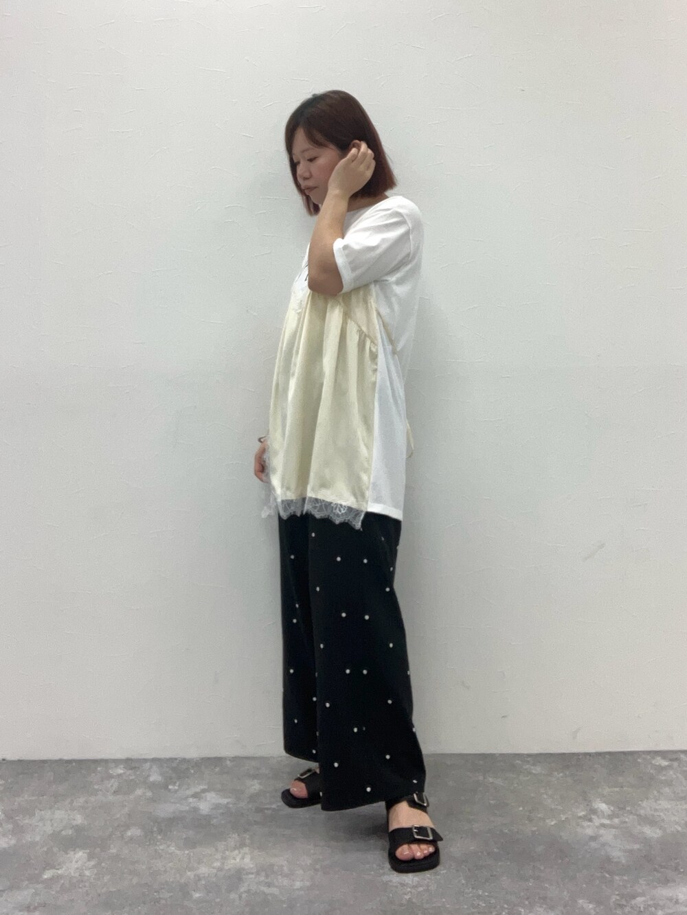 ホワイト系のTシャツ/カットソー、ブラック系のその他パンツ、ブラック系のサンダルを着用したレディースの春コーディネートの2枚目の写真