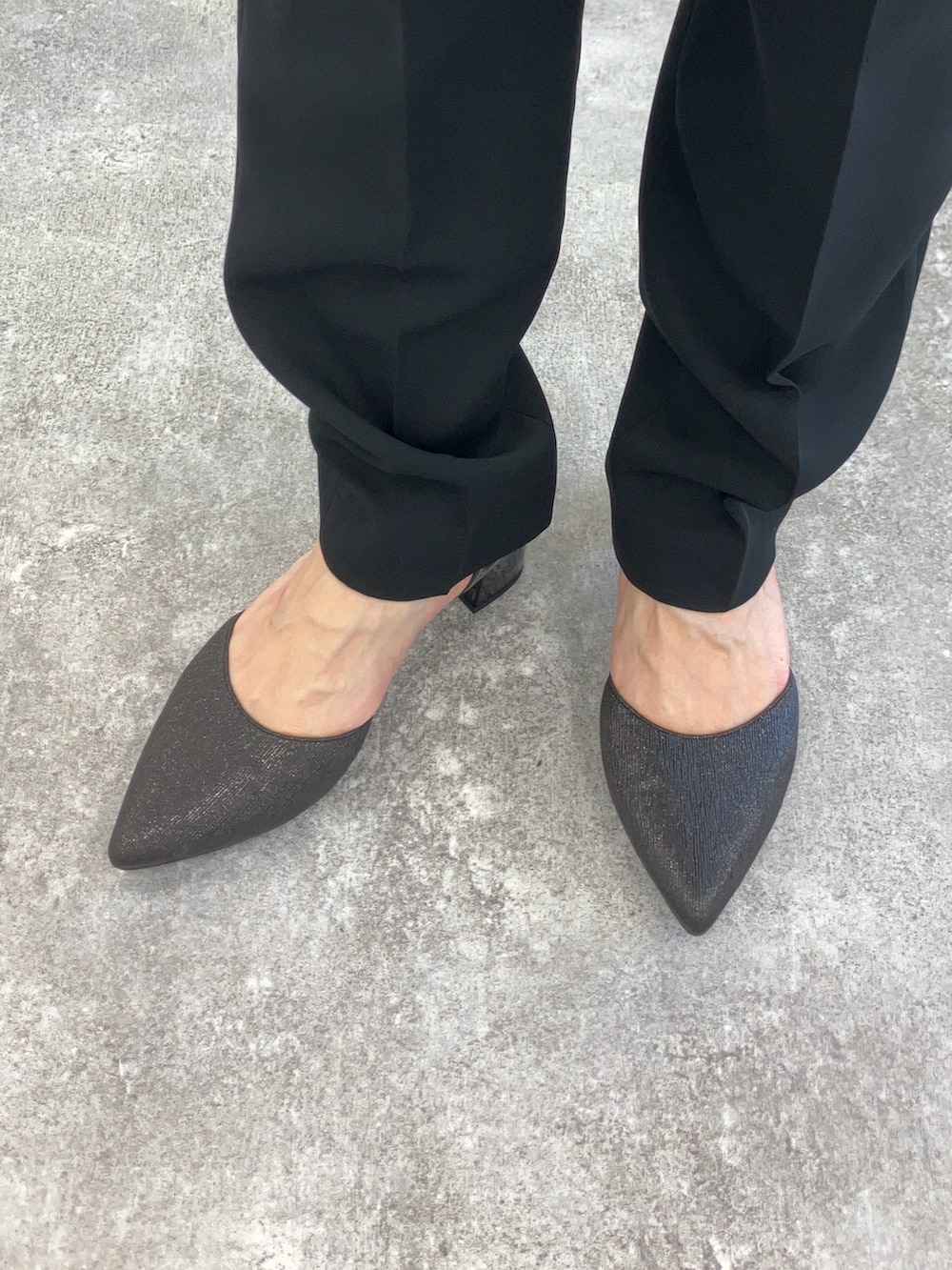 ブラック系のショルダーバッグ、ブラック系のトップス、ブラック系のその他パンツを着用したレディースの冬コーディネートの4枚目の写真