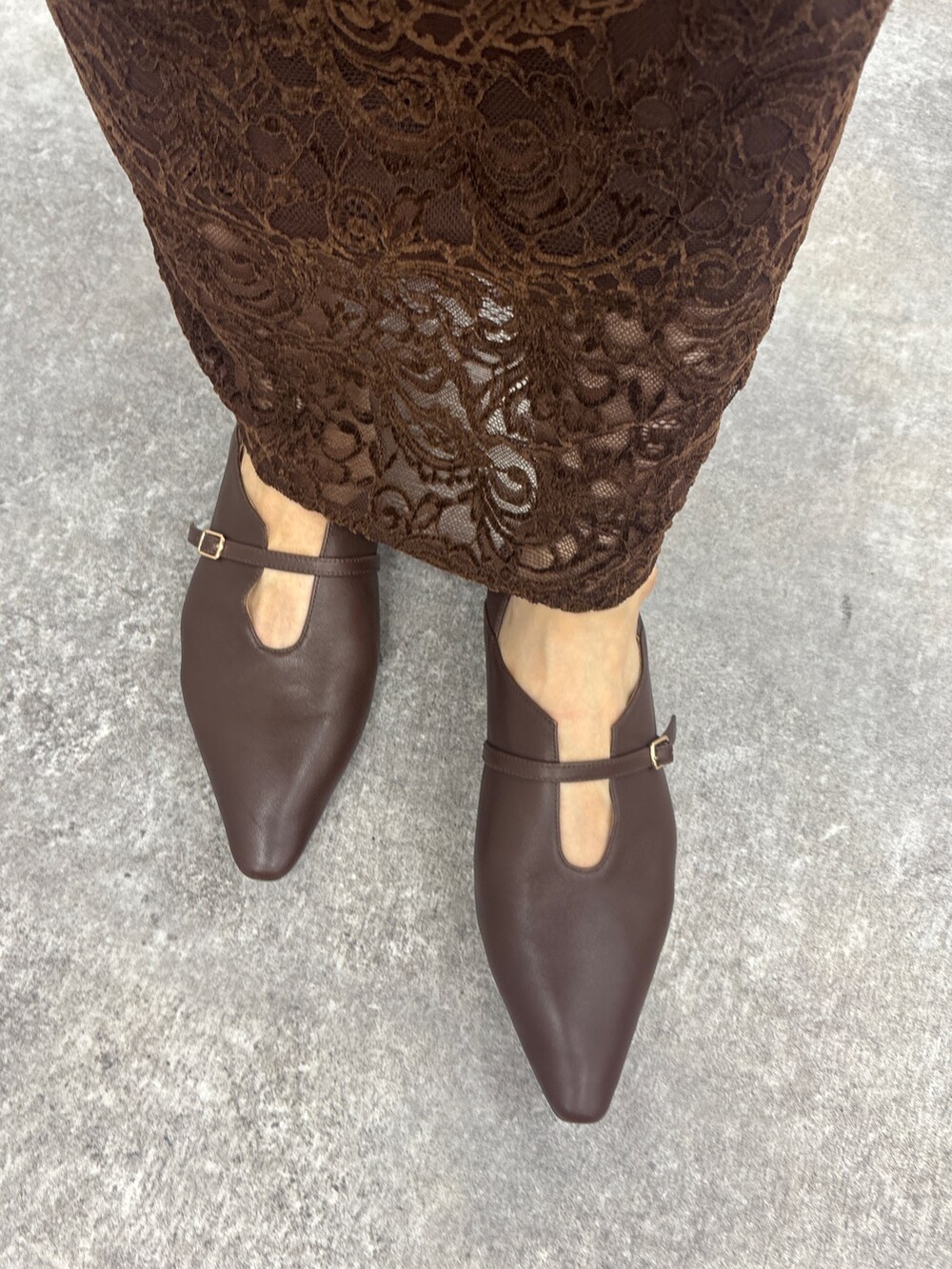 ブラウン系のスカート、ブラウン系のパンプス、ブラウン系のTシャツ/カットソーを着用したレディースの秋コーディネートの3枚目の写真