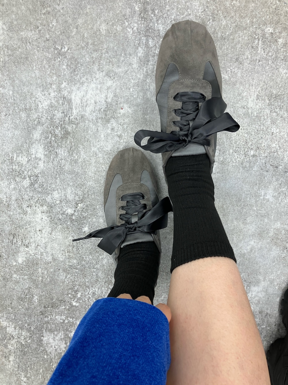 グレー系のスニーカーを着用したレディースの秋コーディネートの3枚目の写真