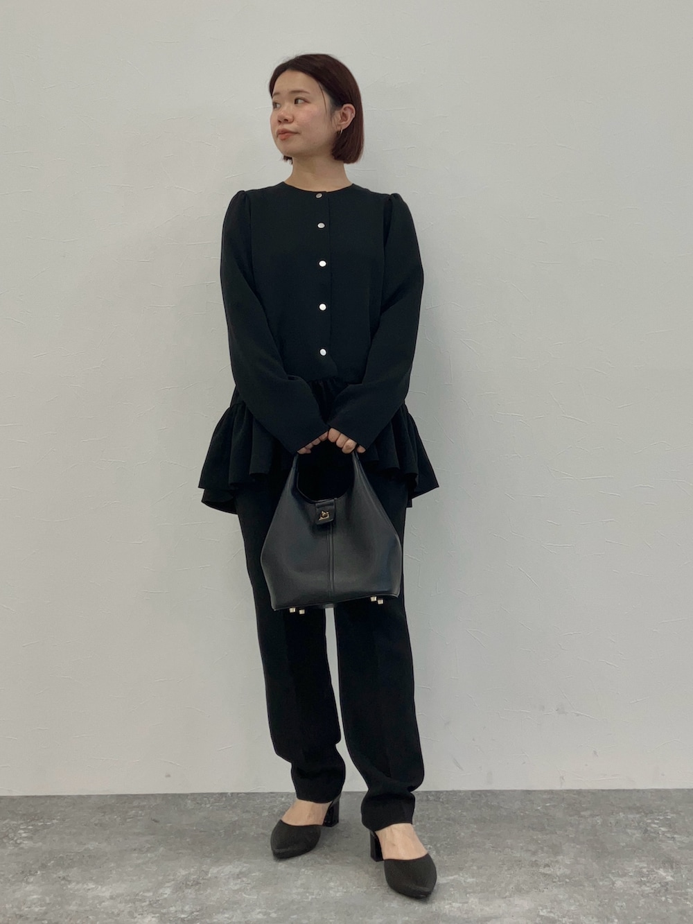 ブラック系のショルダーバッグ、ブラック系のトップス、ブラック系のその他パンツを着用したレディースの冬コーディネートの2枚目の写真