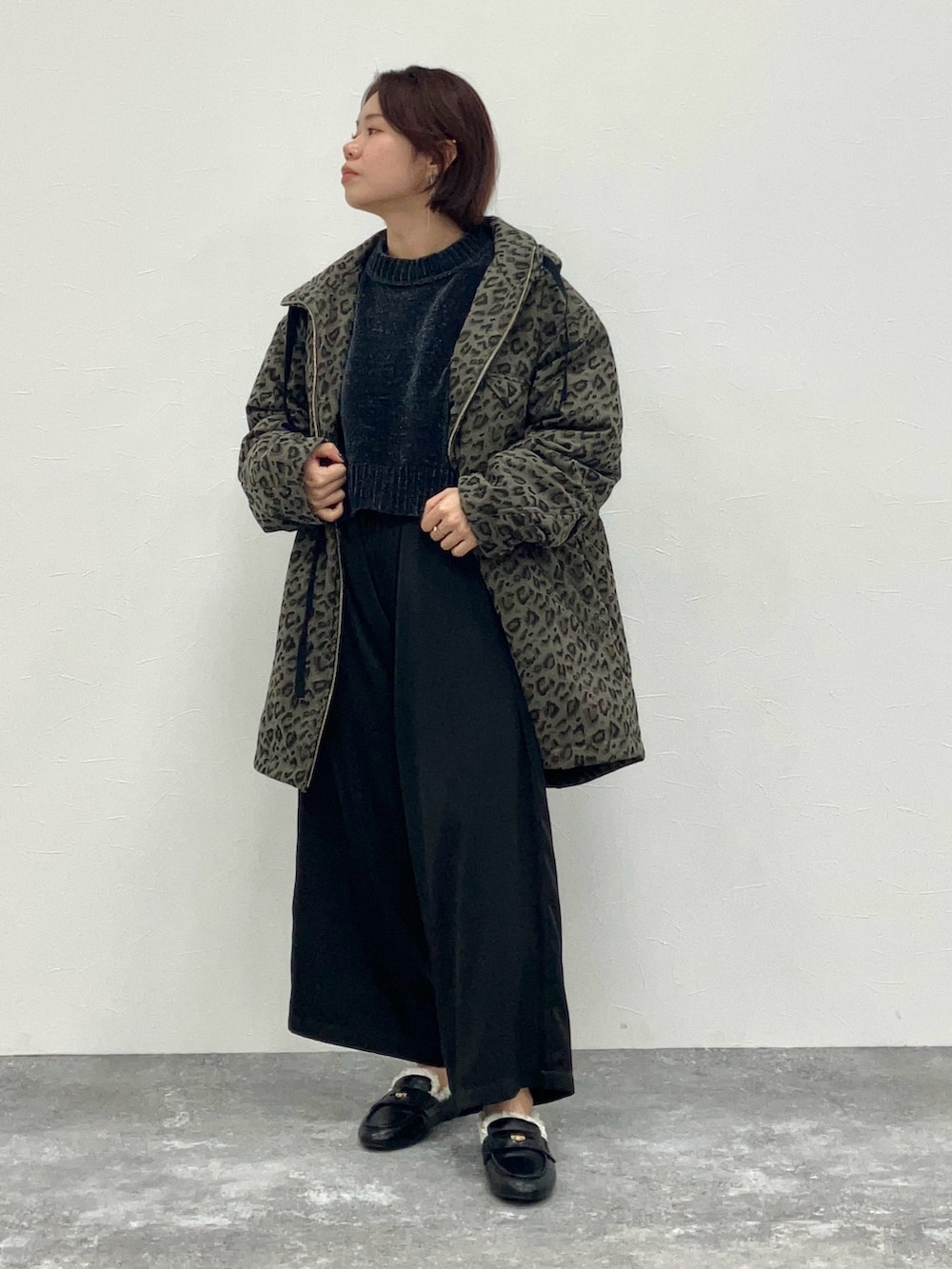 その他のダウンジャケット/コート、ブラック系のモカシン/デッキシューズを着用したレディースの冬コーディネートの2枚目の写真