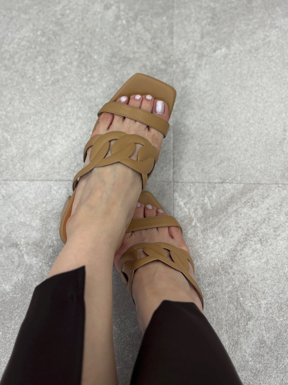 ブラウン系のサンダル、ブラウン系のスカート、ベージュ系のテーラードジャケットを着用したレディースの夏コーディネートの3枚目の写真