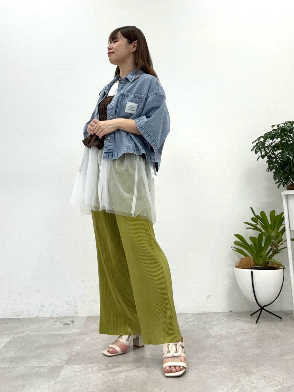 ホワイト系のサンダル、グリーン系のその他パンツ、ホワイト系のタンクトップを着用したレディースの春コーディネートの2枚目の写真