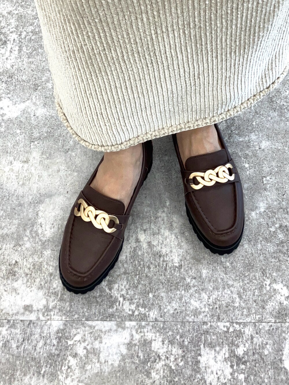 ホワイト系のスカート、レッド系のショルダーバッグ、ブラウン系のローファーを着用したレディースの秋コーディネートの3枚目の写真