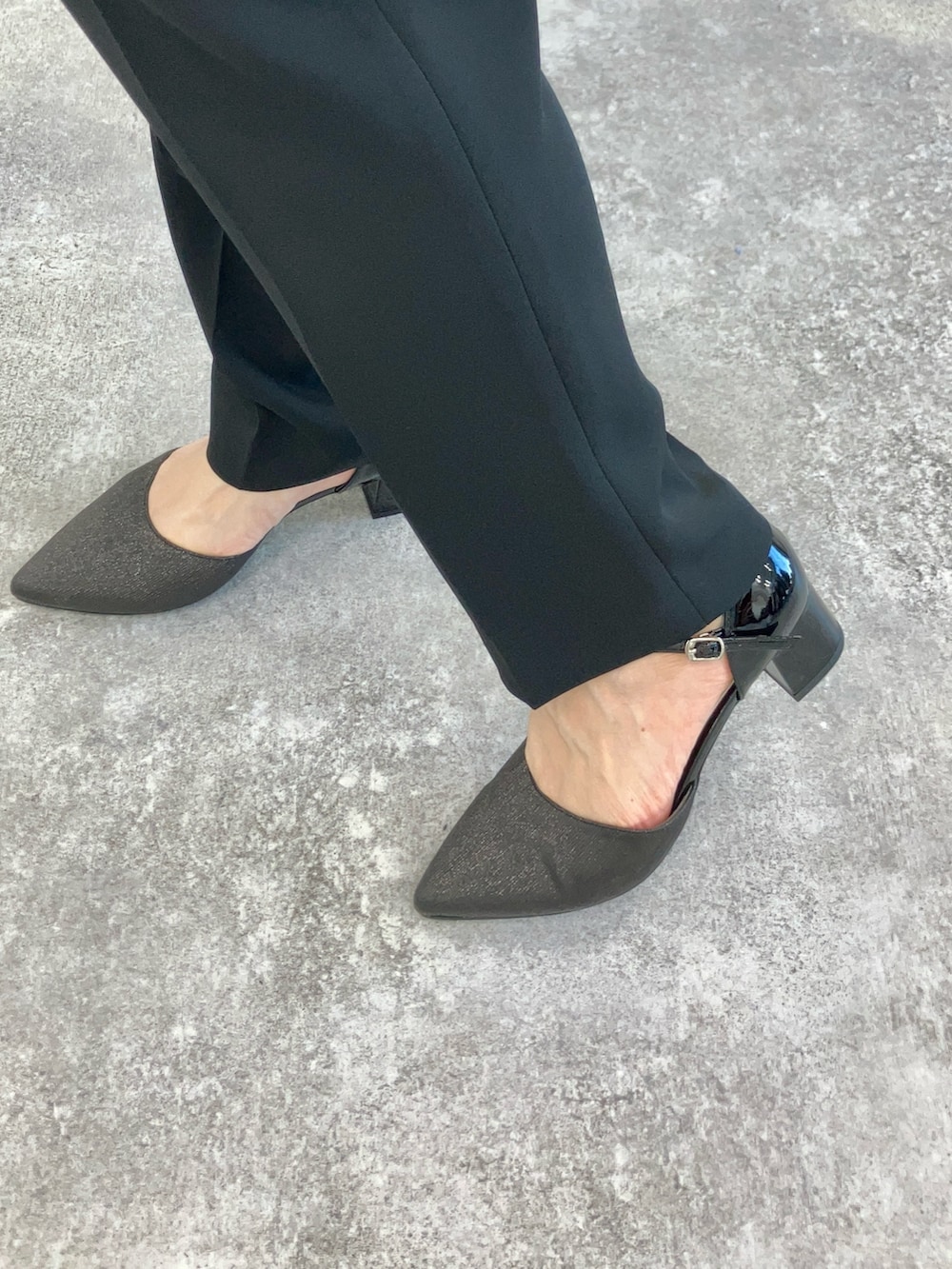 ブラック系のショルダーバッグ、ブラック系のトップス、ブラック系のその他パンツを着用したレディースの冬コーディネートの3枚目の写真