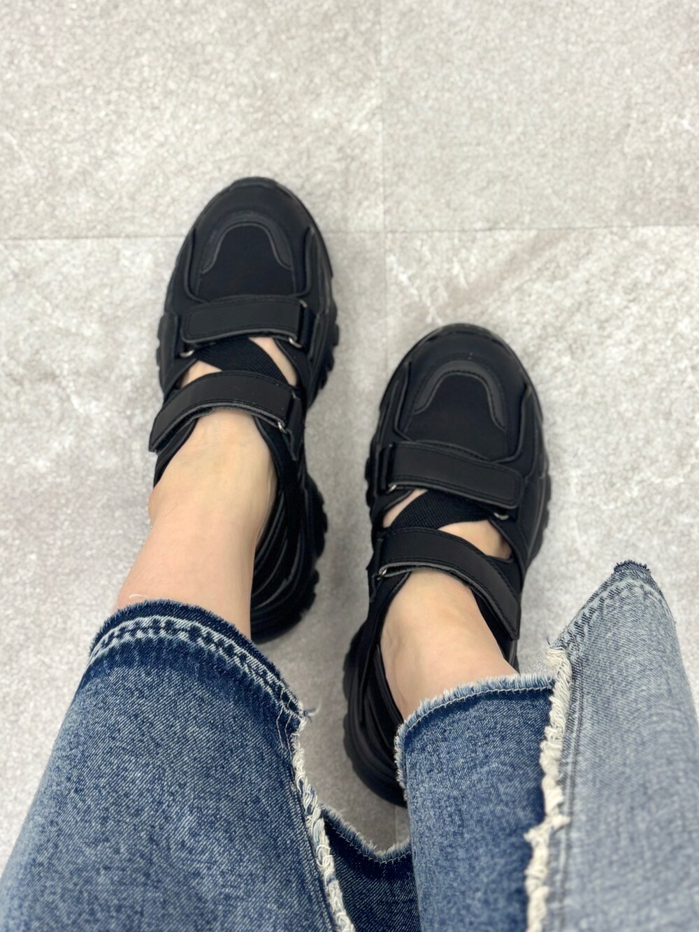 ブラック系のサンダル、ブルー系のデニムスカート、ブラック系のTシャツ/カットソーを着用したレディースの春コーディネートの3枚目の写真