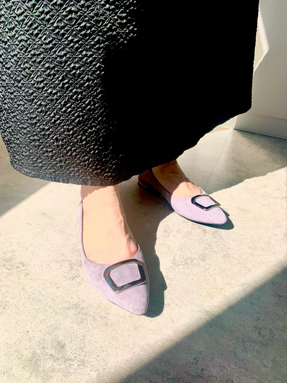 グレー系のパンプスを着用したレディースの秋コーディネートの2枚目の写真