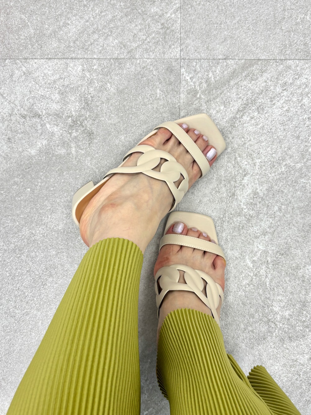 ホワイト系のサンダル、グリーン系のその他パンツ、ホワイト系のタンクトップを着用したレディースの春コーディネートの3枚目の写真