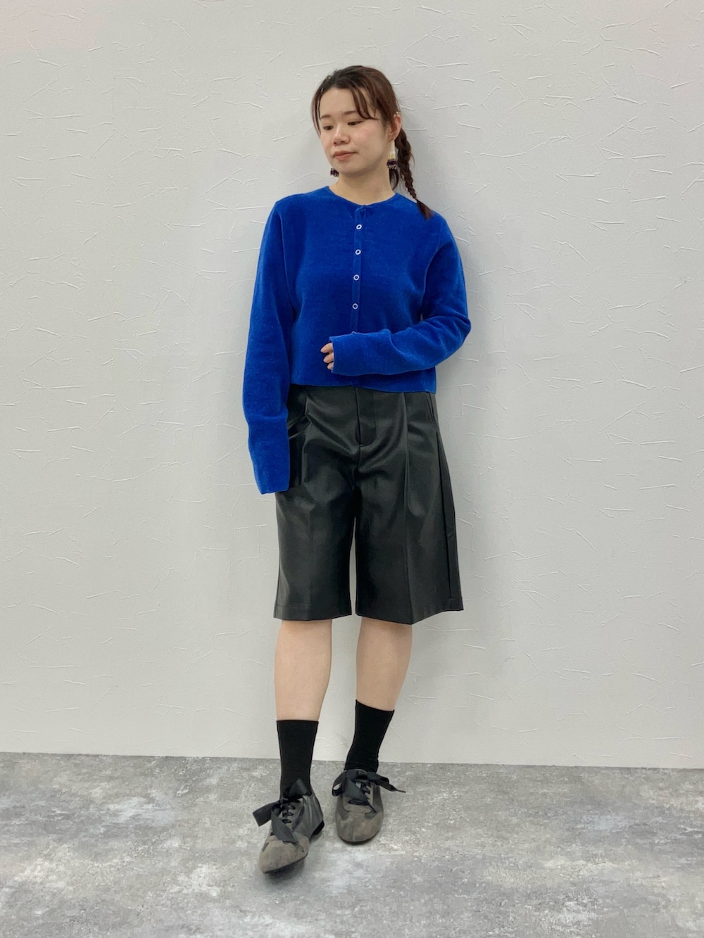 グレー系のスニーカーを着用したレディースの秋コーディネートの2枚目の写真