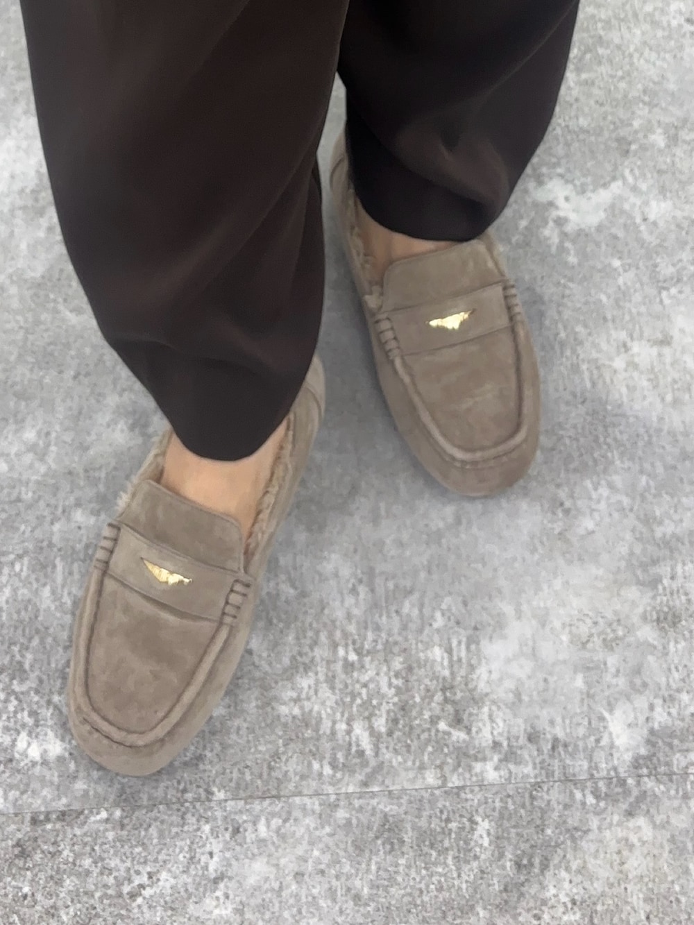 ベージュ系のその他アウター、ベージュ系のモカシン/デッキシューズ、レッド系のショルダーバッグを着用したレディースの秋コーディネートの3枚目の写真