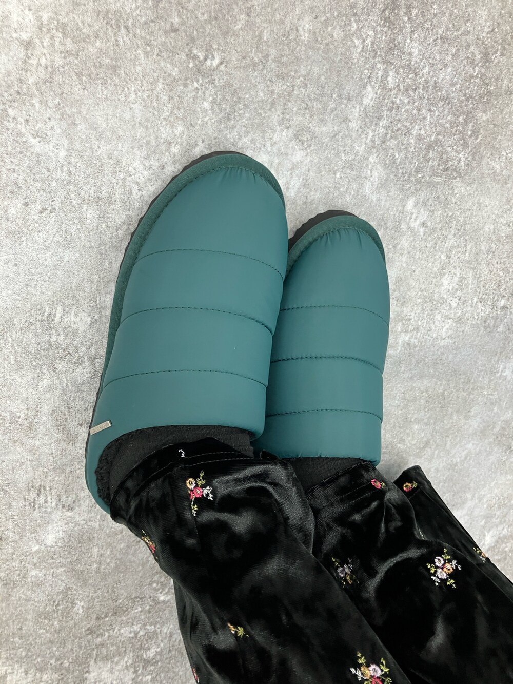 オレンジ系のニット/セーター、ブラック系のスウェットパンツ、グリーン系のサンダルを着用したレディースの秋コーディネートの3枚目の写真