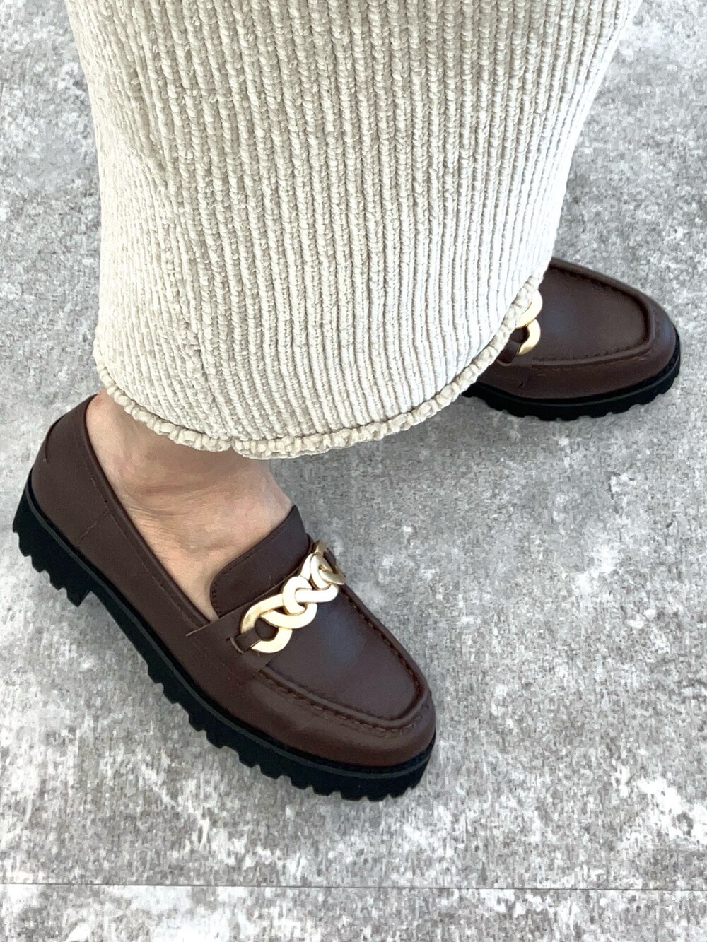 ホワイト系のスカート、レッド系のショルダーバッグ、ブラウン系のローファーを着用したレディースの秋コーディネートの4枚目の写真