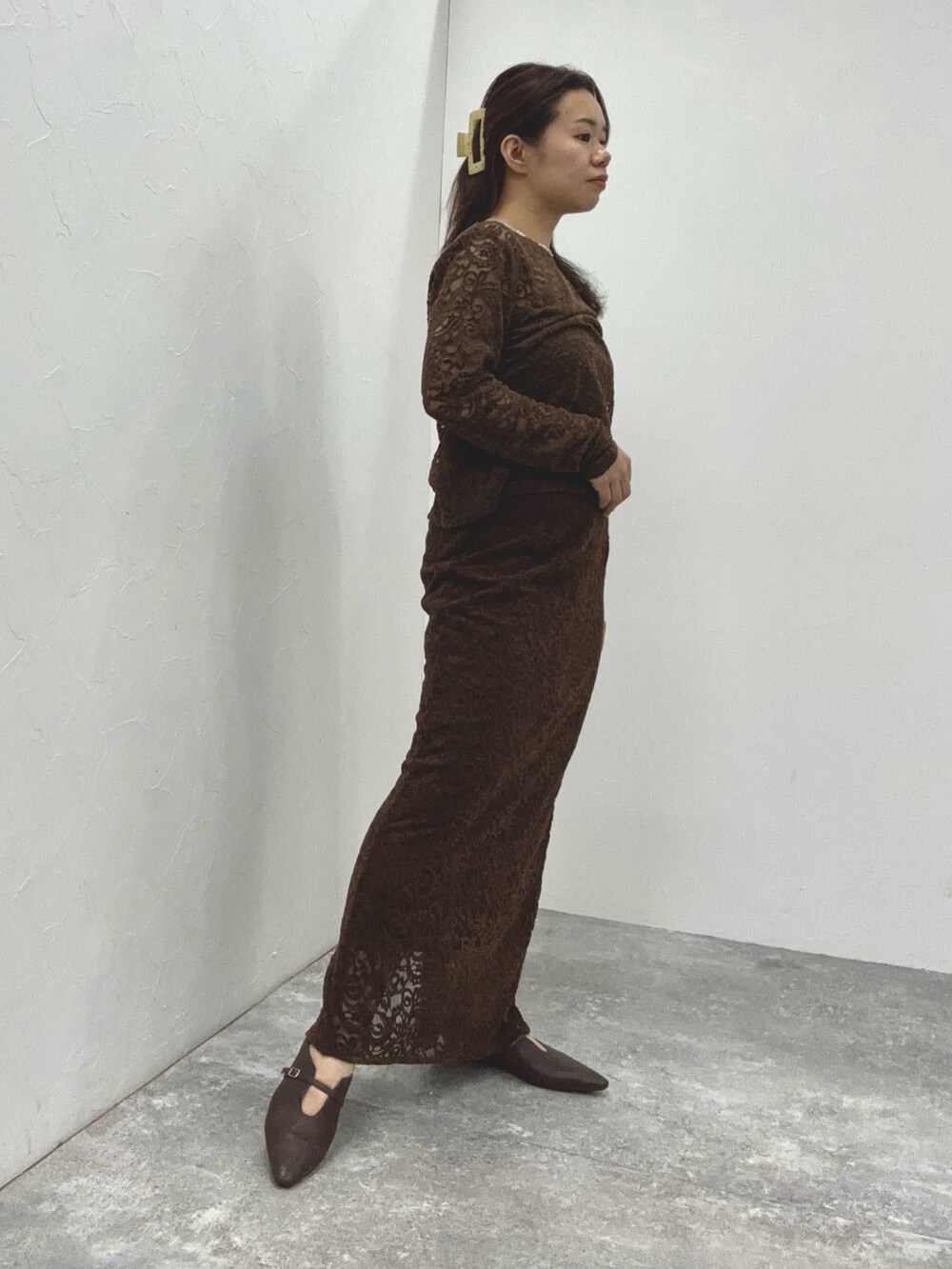 ブラウン系のスカート、ブラウン系のパンプス、ブラウン系のTシャツ/カットソーを着用したレディースの秋コーディネートの2枚目の写真