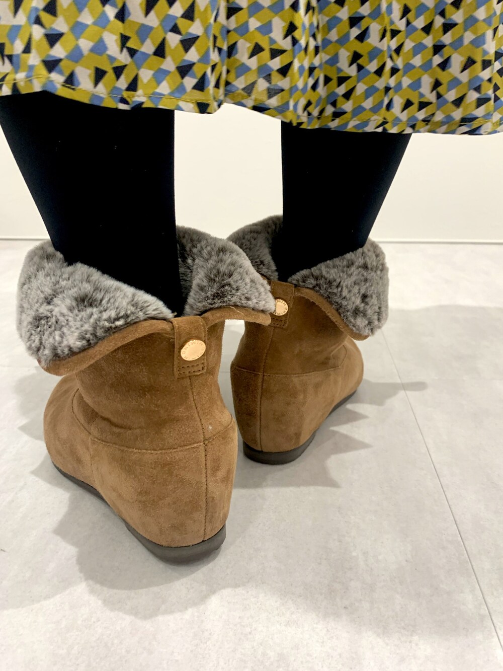 ブラウン系のブーツを着用したレディースの冬コーディネートの3枚目の写真