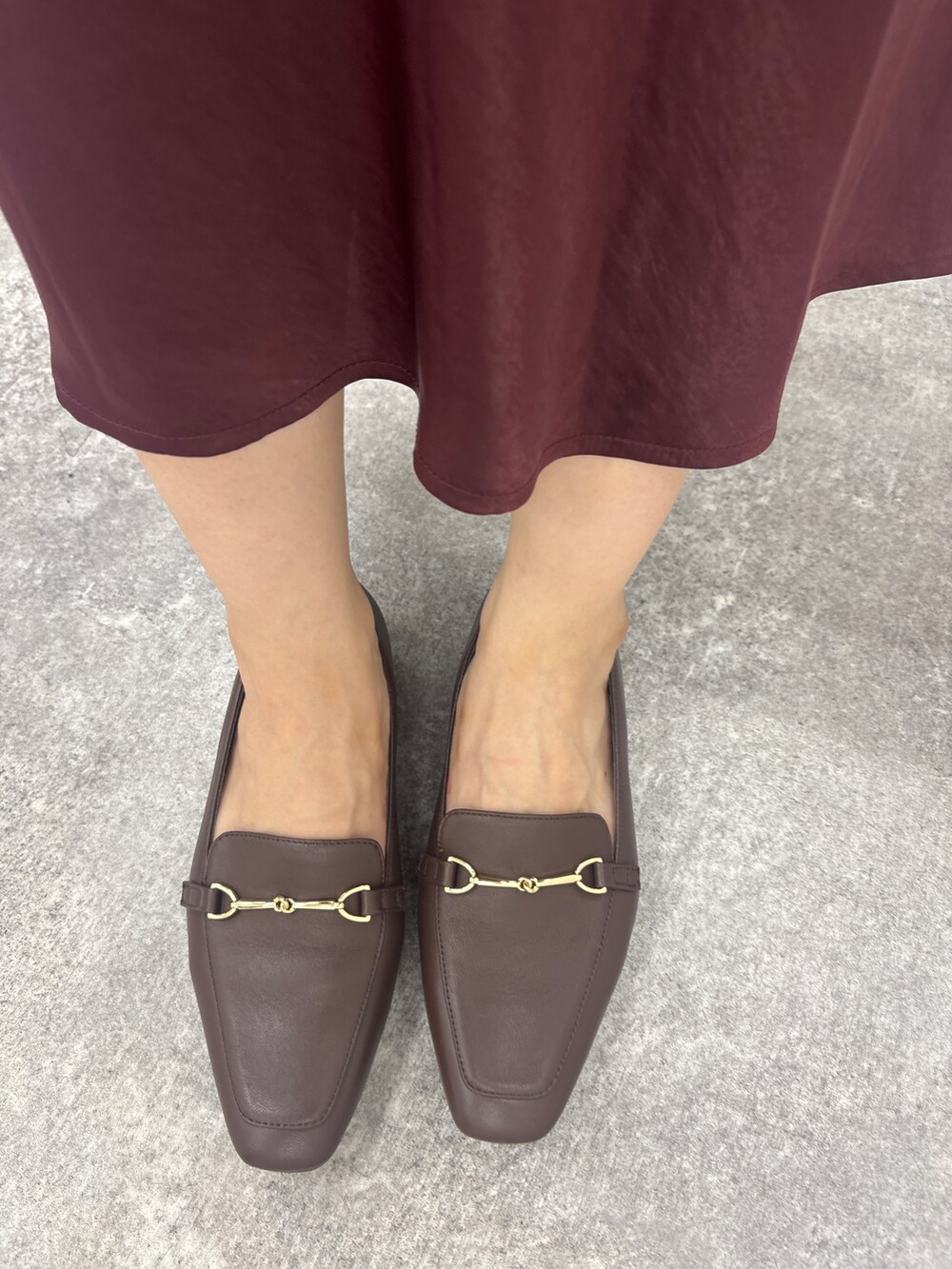 レッド系のワンピース/ドレス、ブラウン系のTシャツ/カットソー、ブラウン系のニット/セーターを着用したレディースの秋コーディネートの3枚目の写真