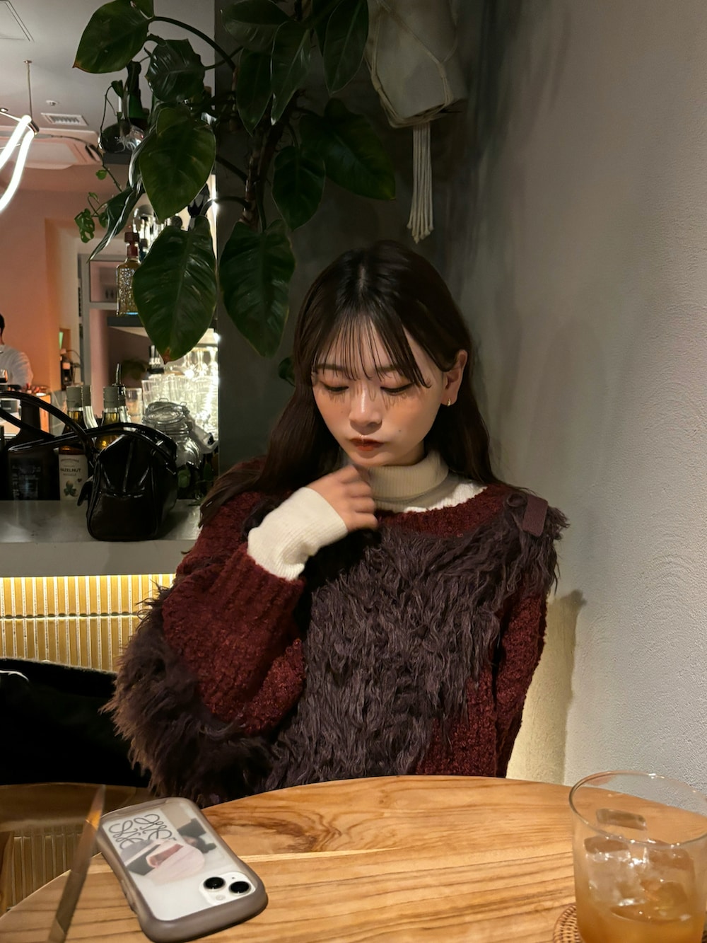 レッド系のニット/セーター、ブラック系のブーツ、ホワイト系のニット/セーターを着用したレディースの冬コーディネートの2枚目の写真