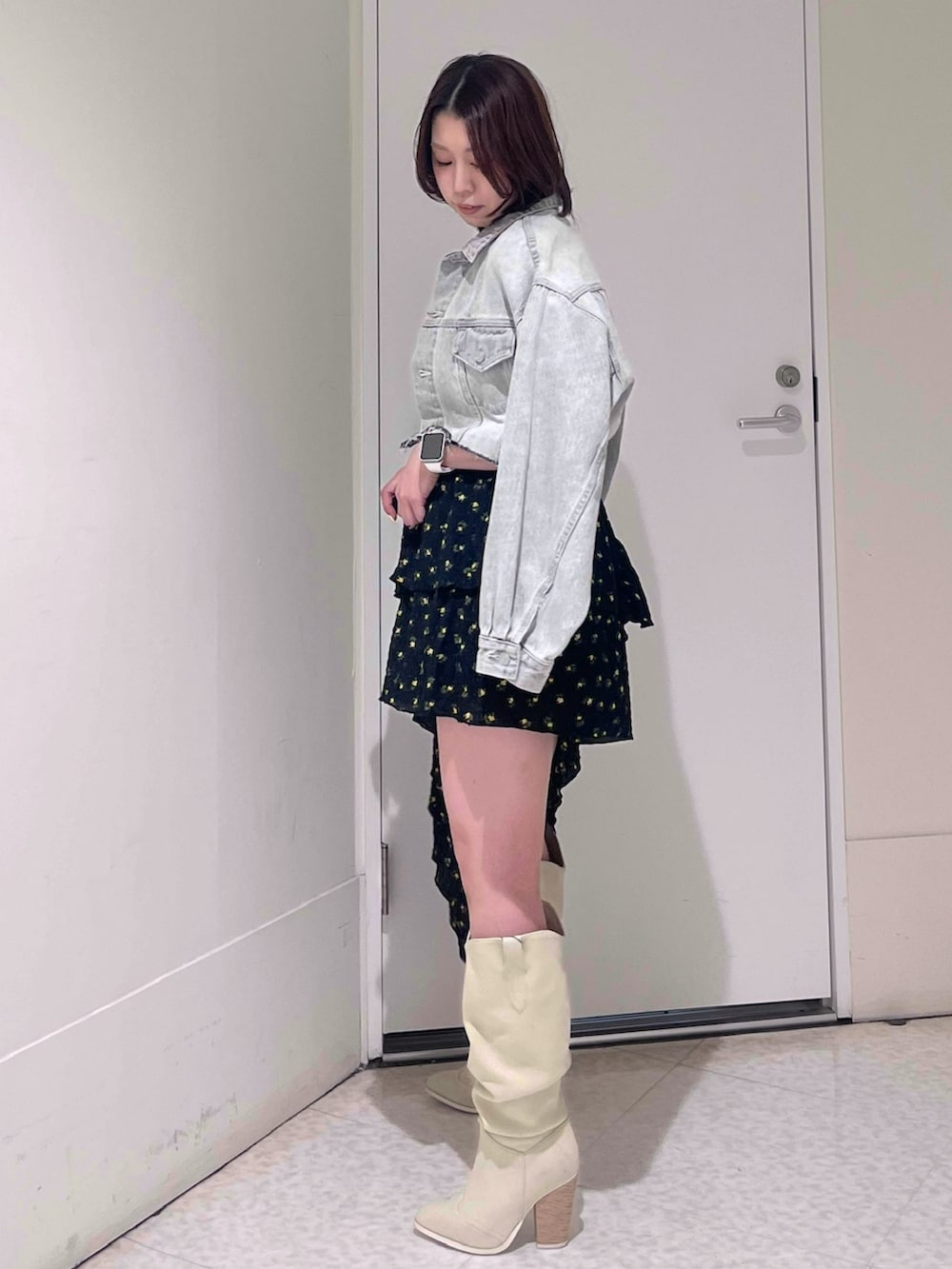 グレー系のデニムジャケット、その他のワンピース、ホワイト系のブーツを着用したレディースの春コーディネートの2枚目の写真