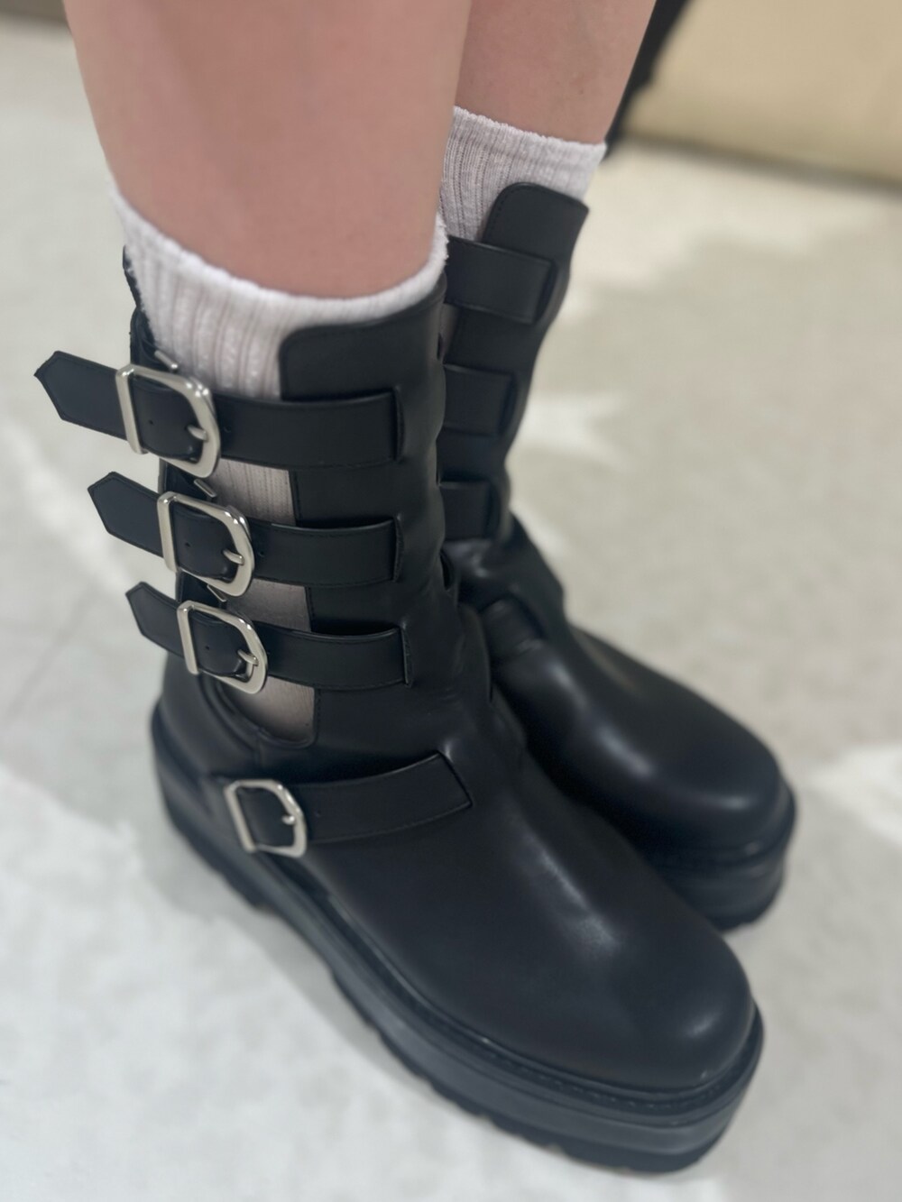 ベージュ系のワンピース、ブラック系のショルダーバッグ、ブラック系のブーツを着用したレディースの夏コーディネートの7枚目の写真