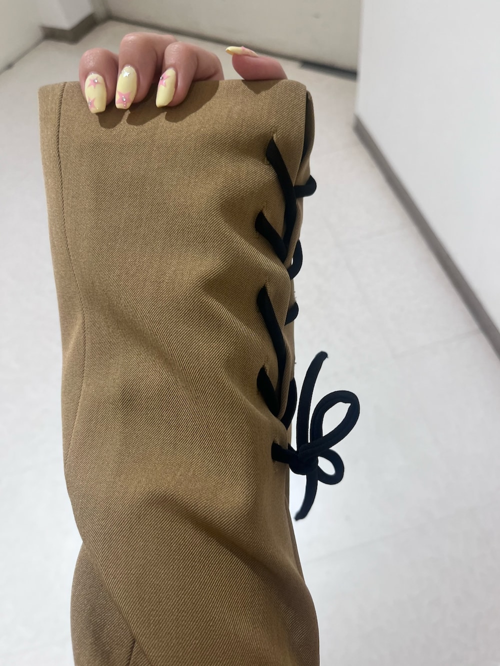 ブラウン系のテーラードジャケット、ブラウン系のシャツ/ブラウス、ブルー系のデニムパンツを着用したレディースの春コーディネートの4枚目の写真